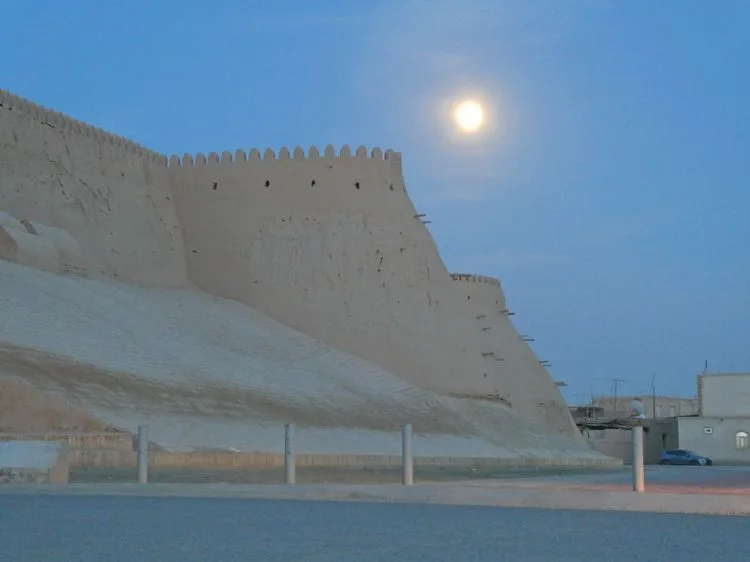 Murallas de Jiva bajo la luna llena