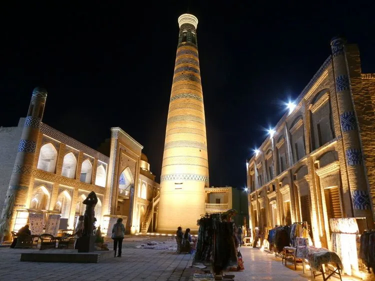 Madraza y minarete Islam Khoja