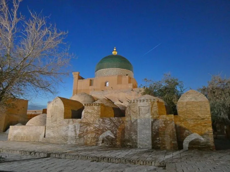 Mausoleo de Pahlavan Mahmud de noche, que no me decido si me gusta más de día o de noche...