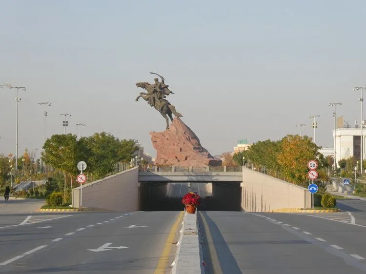 Estatua grandiosa de Jalal ad-Din Mingburnu en Urgench