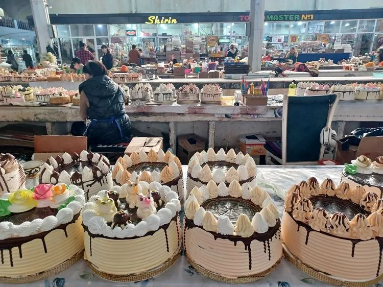 Tartas a la venta en el bazar de Nukus