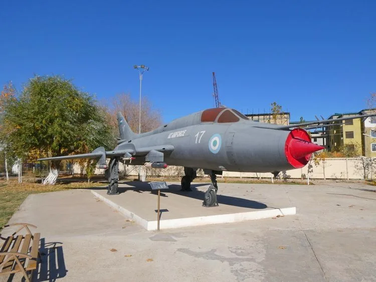 Avión de combate en Nukus