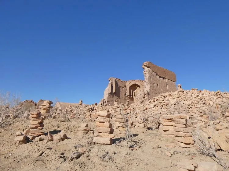 Restos de una madraza en la necrópolis de Mizdakhan