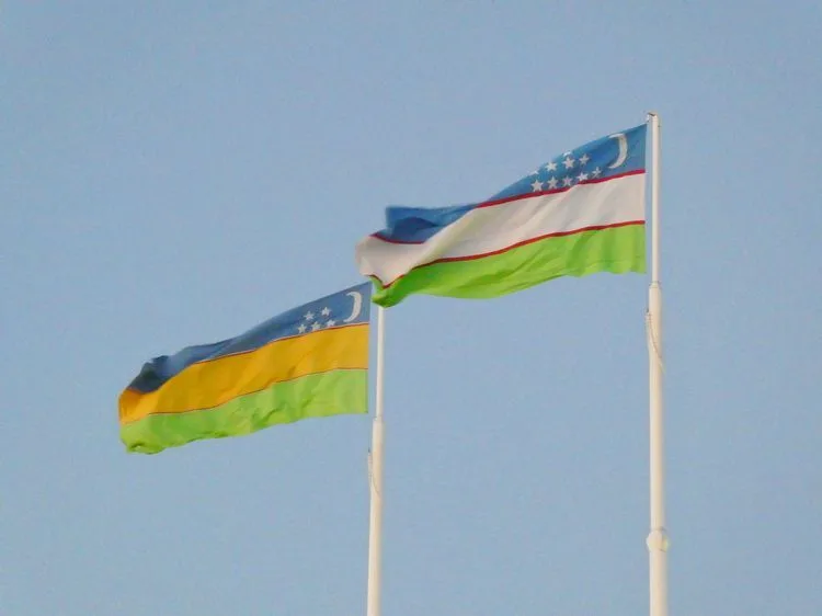 Bandera de Uzbekistán junto a la de Karakalpakistán