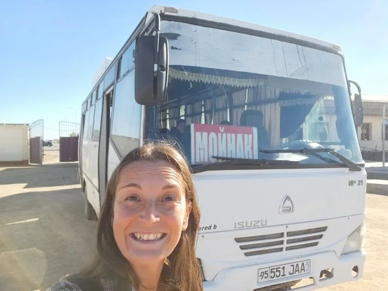 Bus Nukus Moynaq en la estación de Avtovokzal Saransha