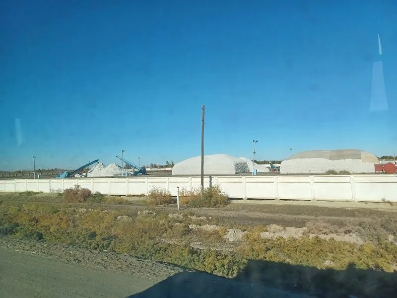 Fábricas de procesado de algodón de camino a Moynaq, Uzbekistán