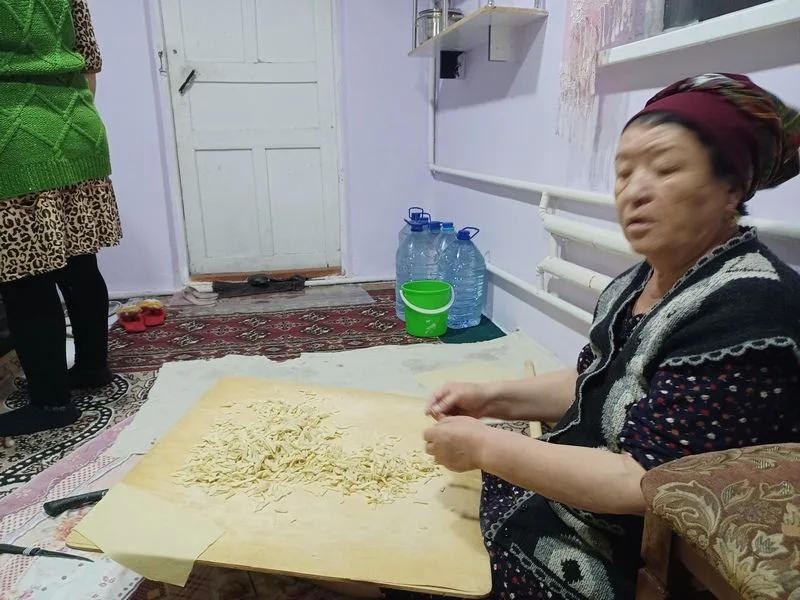Preparando beshbarmak, plato típico de Uzbekistán
