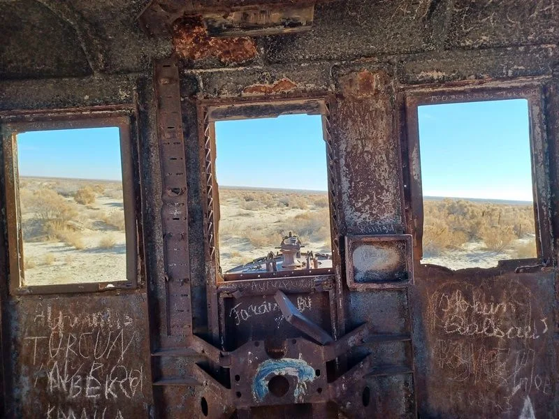 Vistas desde dentro de uno de los barcos varados del mar de Aral en Moinaq