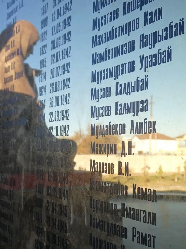 Homenaje a los caídos en la II Guerra Mundial en Moynaq