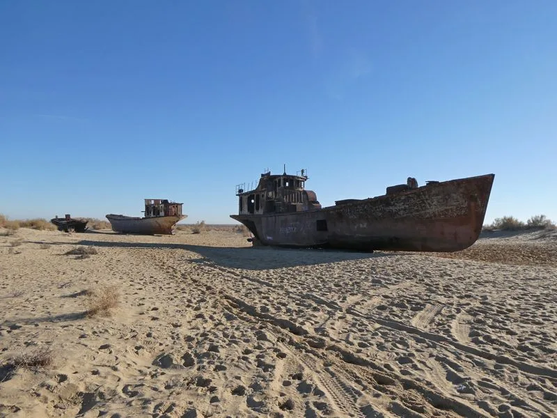 Barcos varados en el Mar de Aral, Moynaq