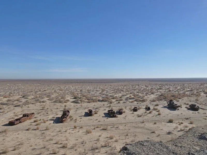 Cementerio de barcos del mar de Aral en Moynaq vistos desde el mirador