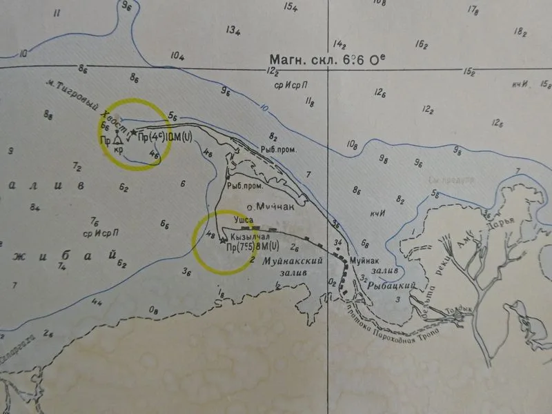 Mapa de Moynaq cuando existía el mar de Aral con las medidas de la profundidad del mar
