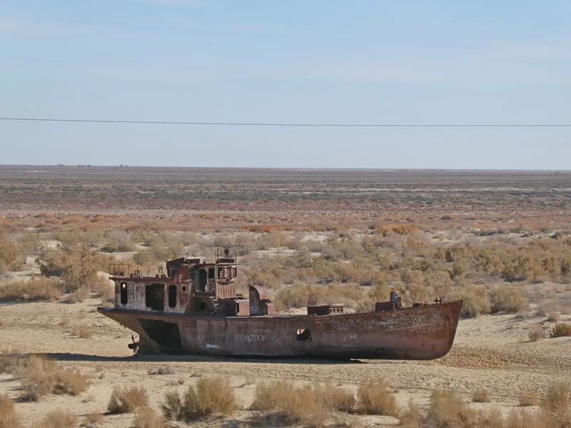 Vistas desoladoras de un barco en el desparecido mar de Aral