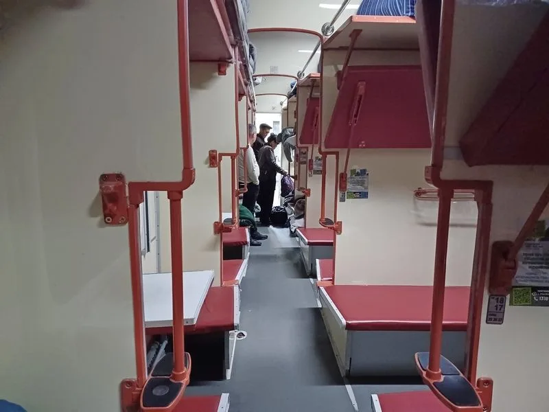 Tren que cruza la frontera entre Uzbekistán y Kazajistán