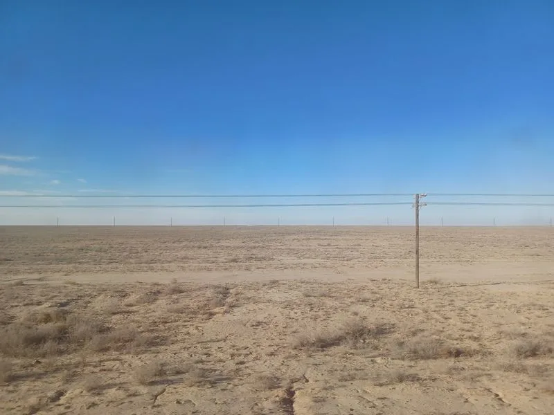 Vistas por la ventanilla del tren entre Nukus y Beyneu, cruzando la forntera entre Uzbekistán y Kazajistán