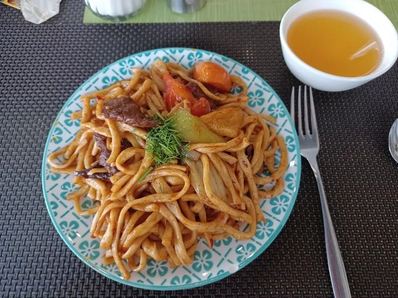 El delicioso lagman que me comí en la plaza principal de Beyneu
